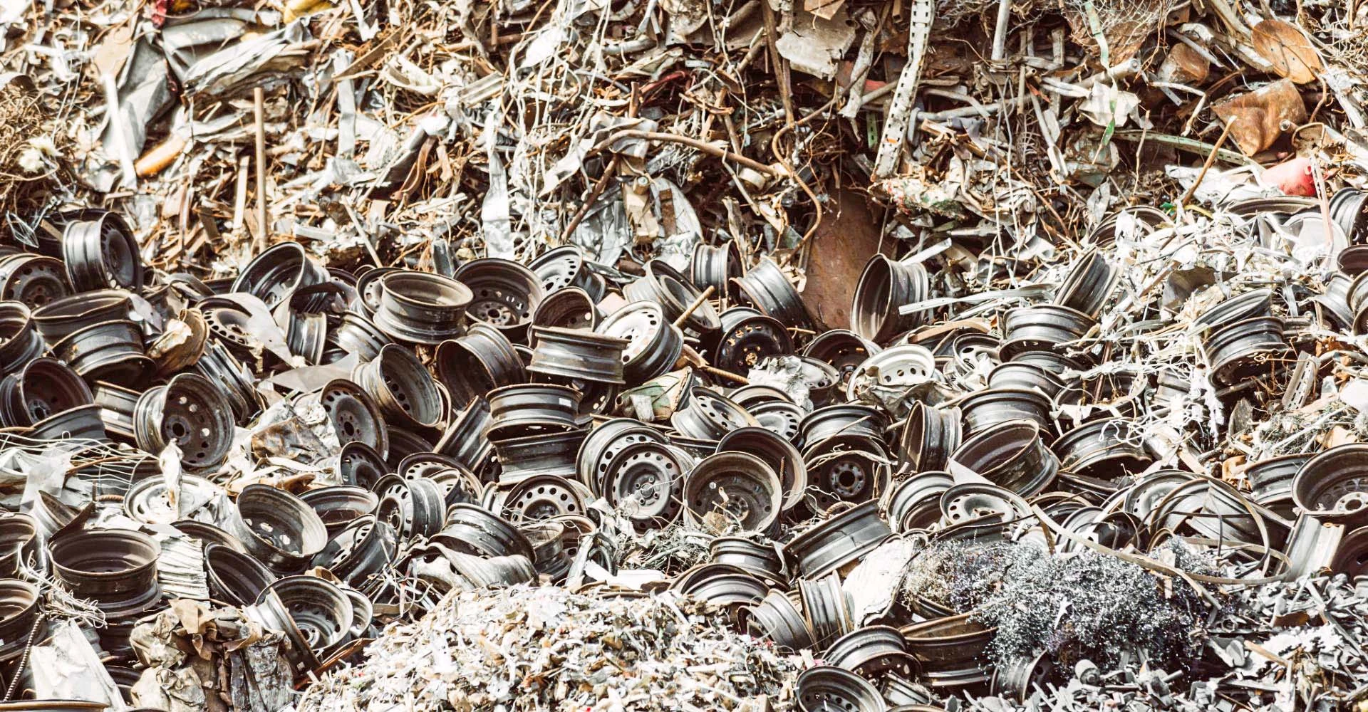 Großer Haufen alter Felgen