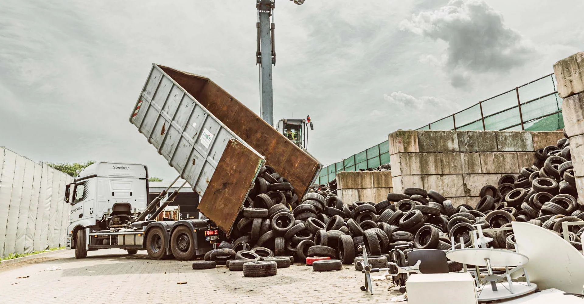 Ein Container und ein Haufen Autoreifen