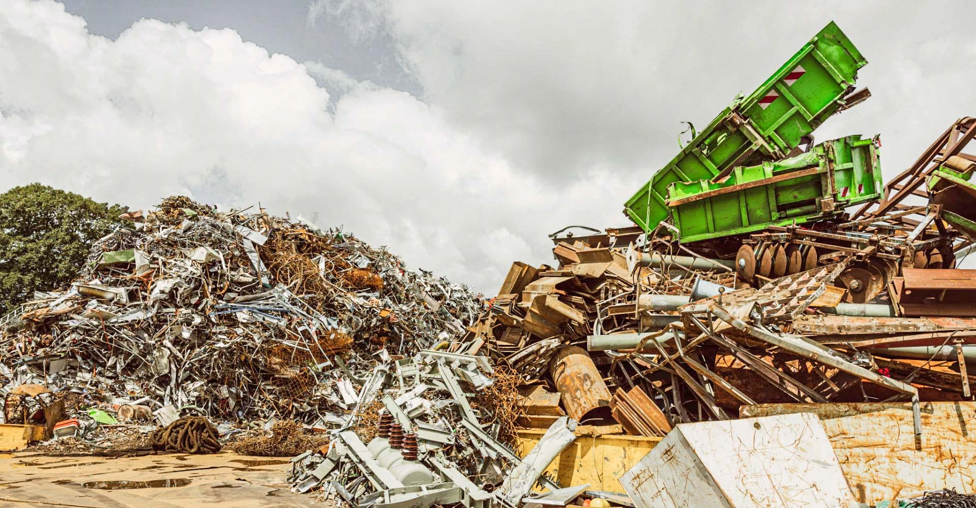 Eine Halde mit Stahlschrott