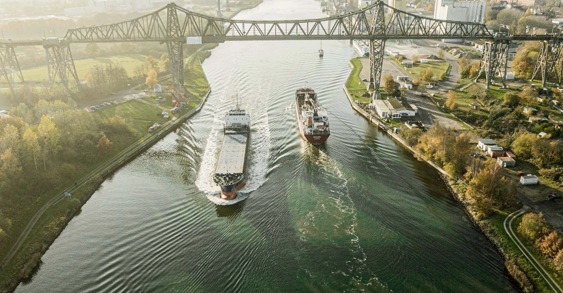 Zwei Containerschiffe auf einem Kanal