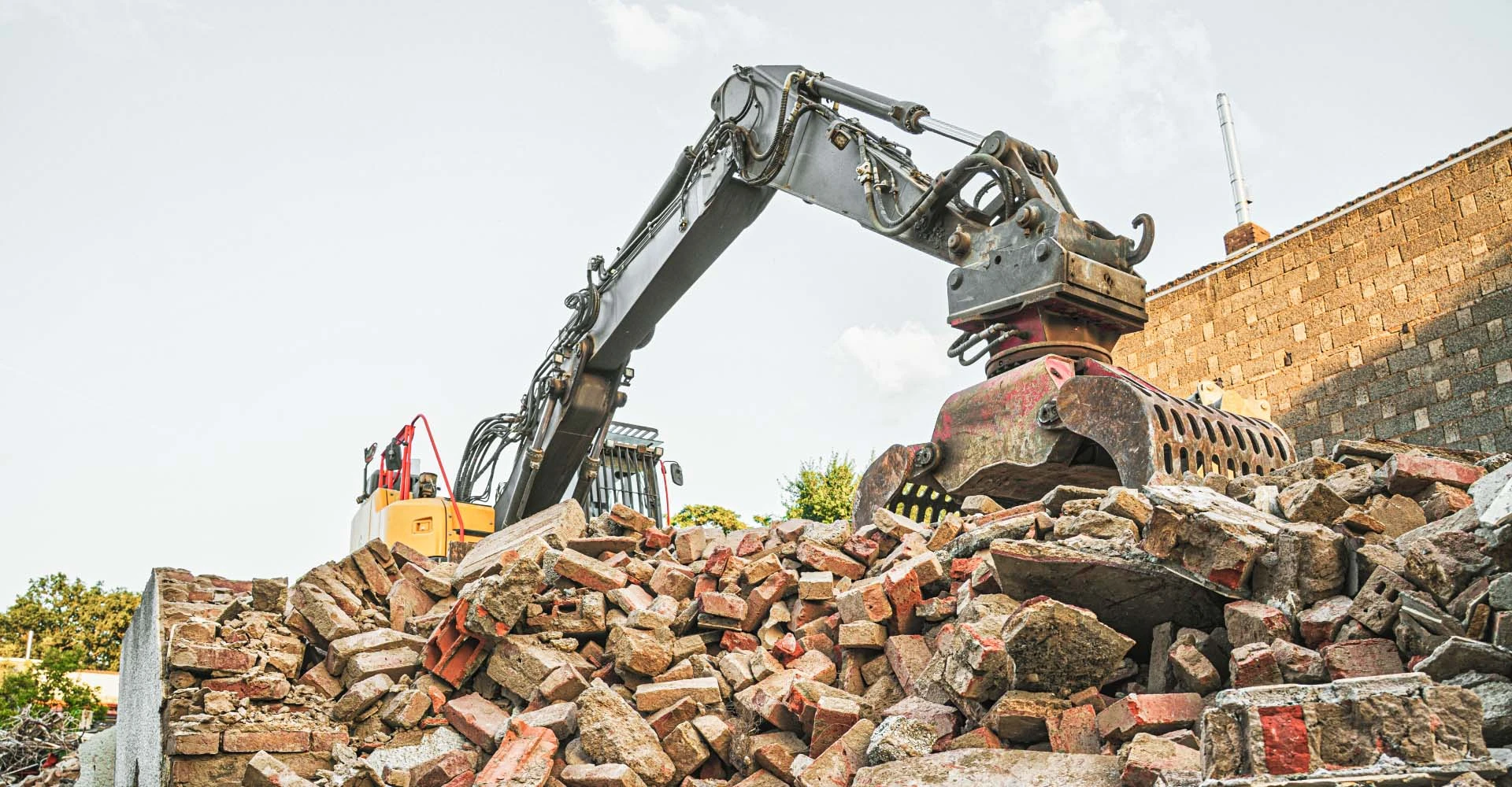 Ein Bagger verlädt Bauschutt