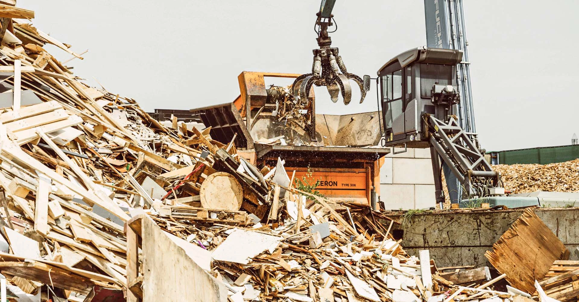 Holzabfälle werden mit einem Kran verladen