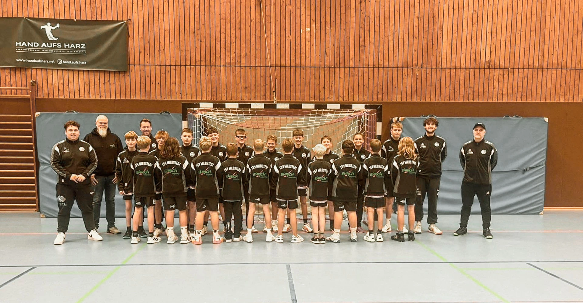 Gruppenfoto einer Jugend-Sportmannschaft