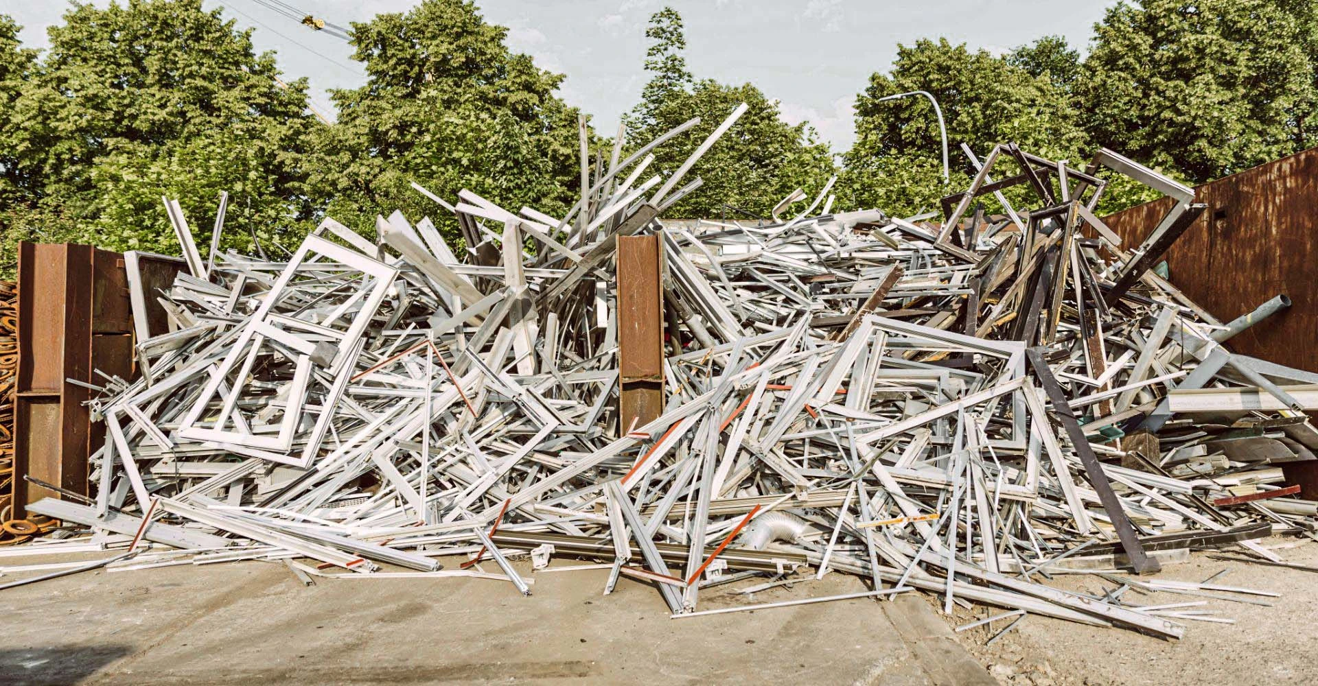 Ein Haufen entsorgter Fensterrahmen